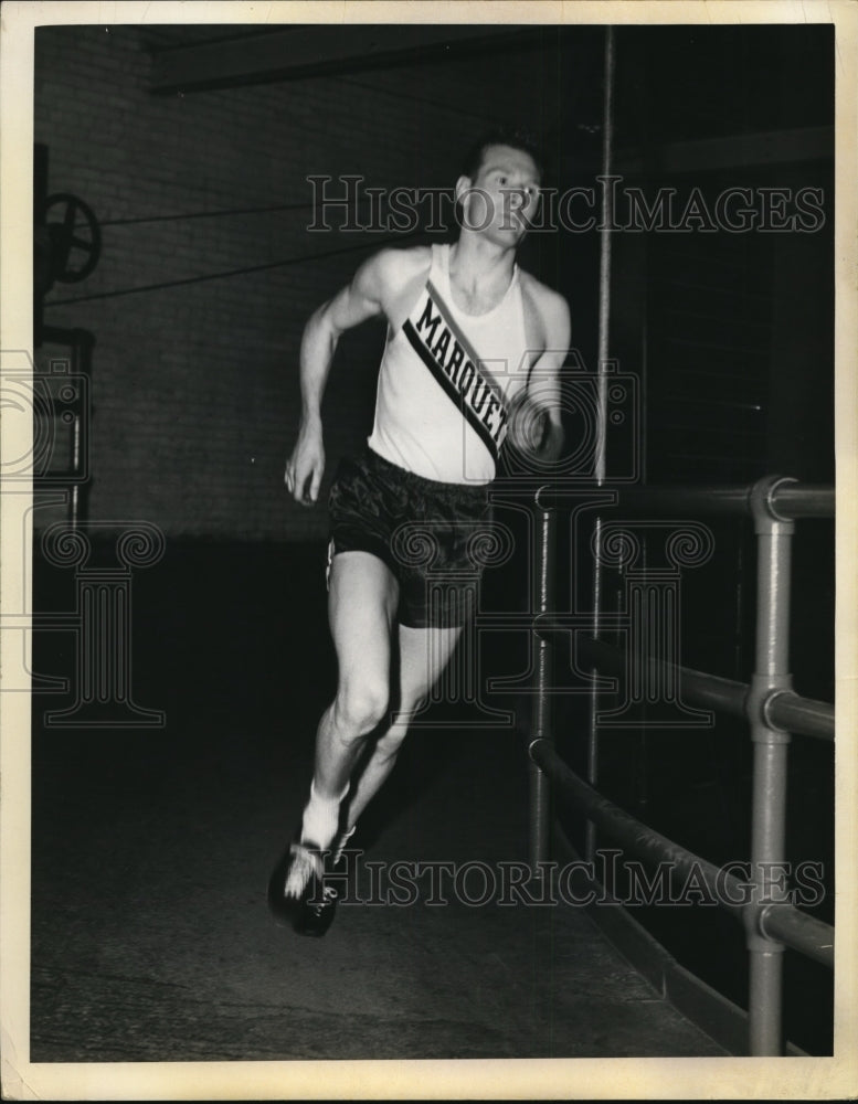 1937 Press Photo Captain George Red O&quot;Shea Marquette quarter miler on a track- Historic Images