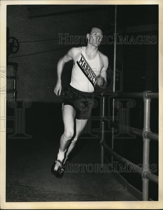 1937 Press Photo Captain George Red O"Shea Marquette quarter miler on a track- Historic Images