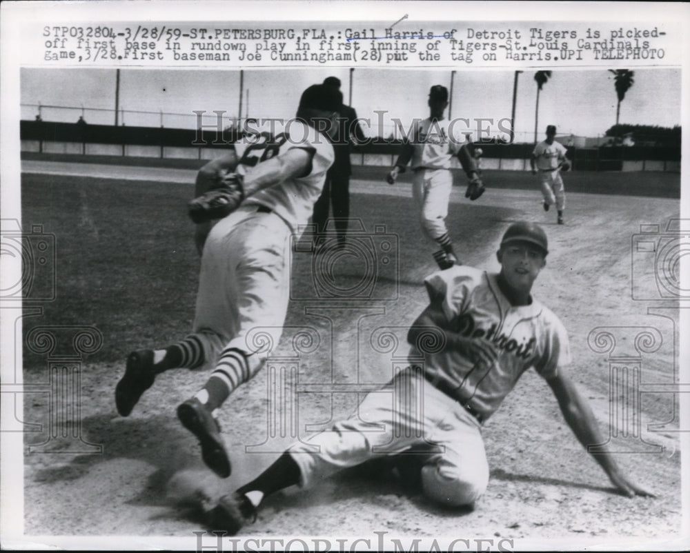 1959 Press Photo Tigers Gail Harris out at 1st vs Cardinals Joe Cunningham- Historic Images