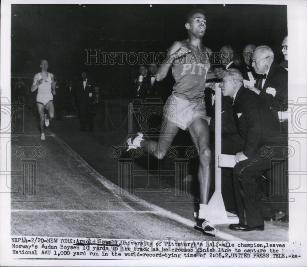 1955 Press Photo Arnold Sowell of Pittsburgh U at National AAU 1000 yard run- Historic Images