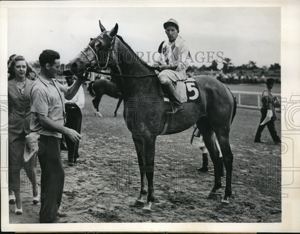 1945 Press Photo M Calvert on Darby Dieppe with J Philbin in winners circle- Historic Images