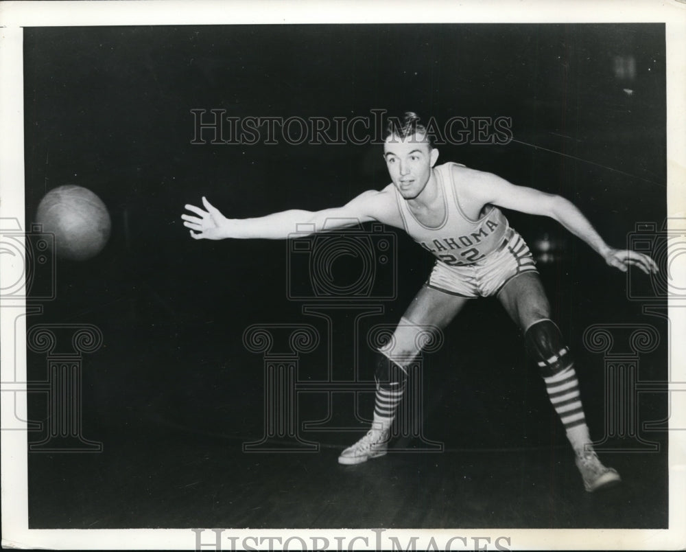 1942 Press Photo Dale Carlile of Oklahoma basketball in action - nes35000- Historic Images