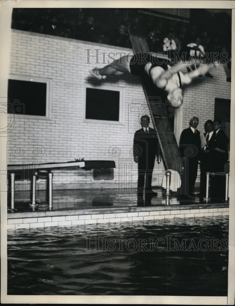 1935 Press Photo Robert Dorwart Univ of Pa doing back dive at meet in NY- Historic Images