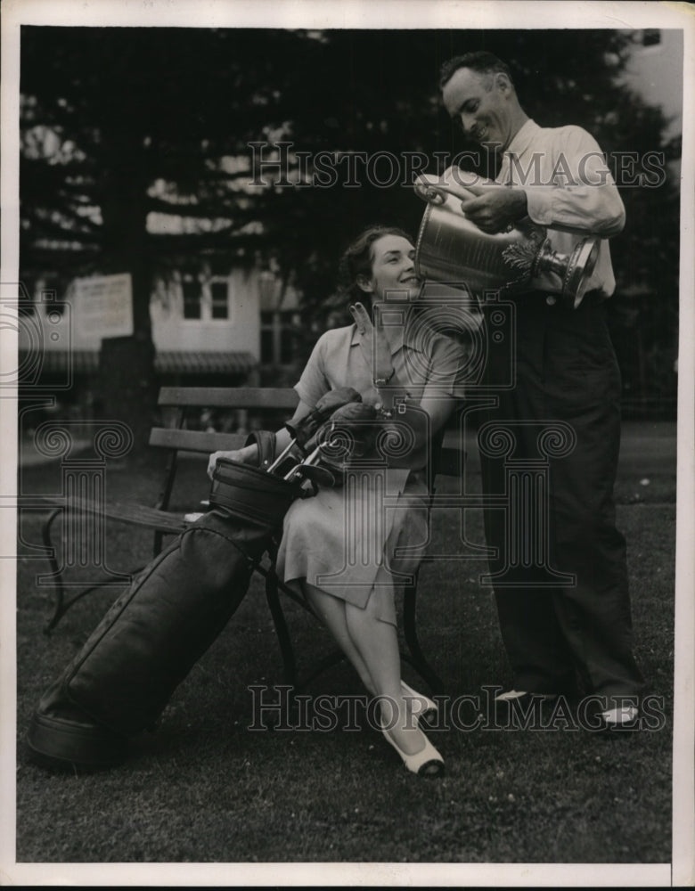 1938 Press Photo Denny Shute &amp; wife with PGA Championship trophy in PA- Historic Images