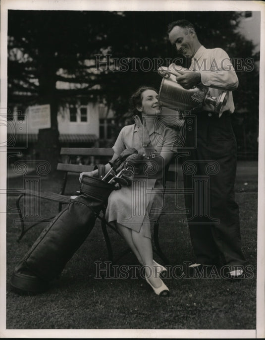 1938 Press Photo Denny Shute & wife with PGA Championship trophy in PA- Historic Images