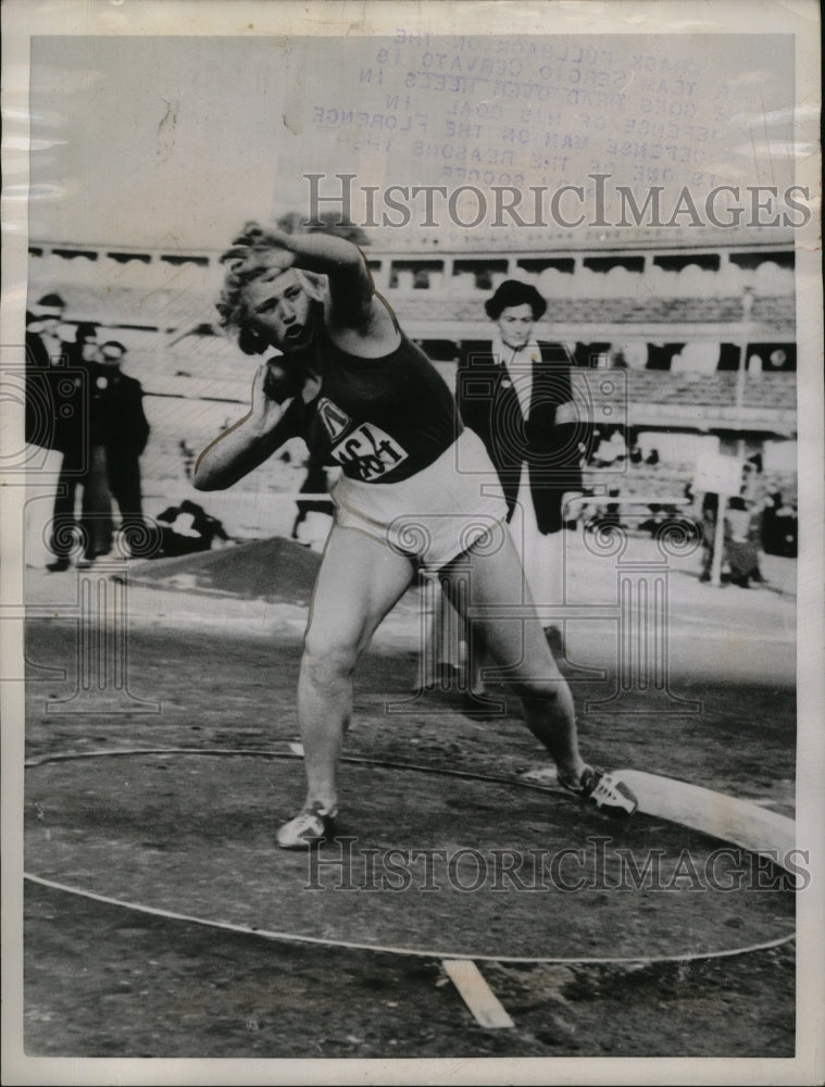 1955 Press Photo G Zybina of USSR at shot putt record 54.67 feet in Russia- Historic Images