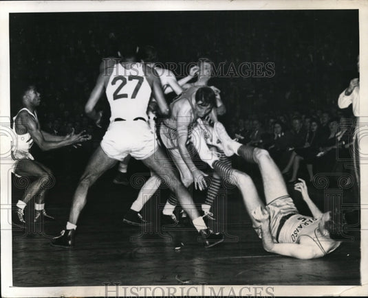 1945 Press Photo Elmore Collins of LIU scores vs Valpariso's Hal King,Ed Susnis- Historic Images
