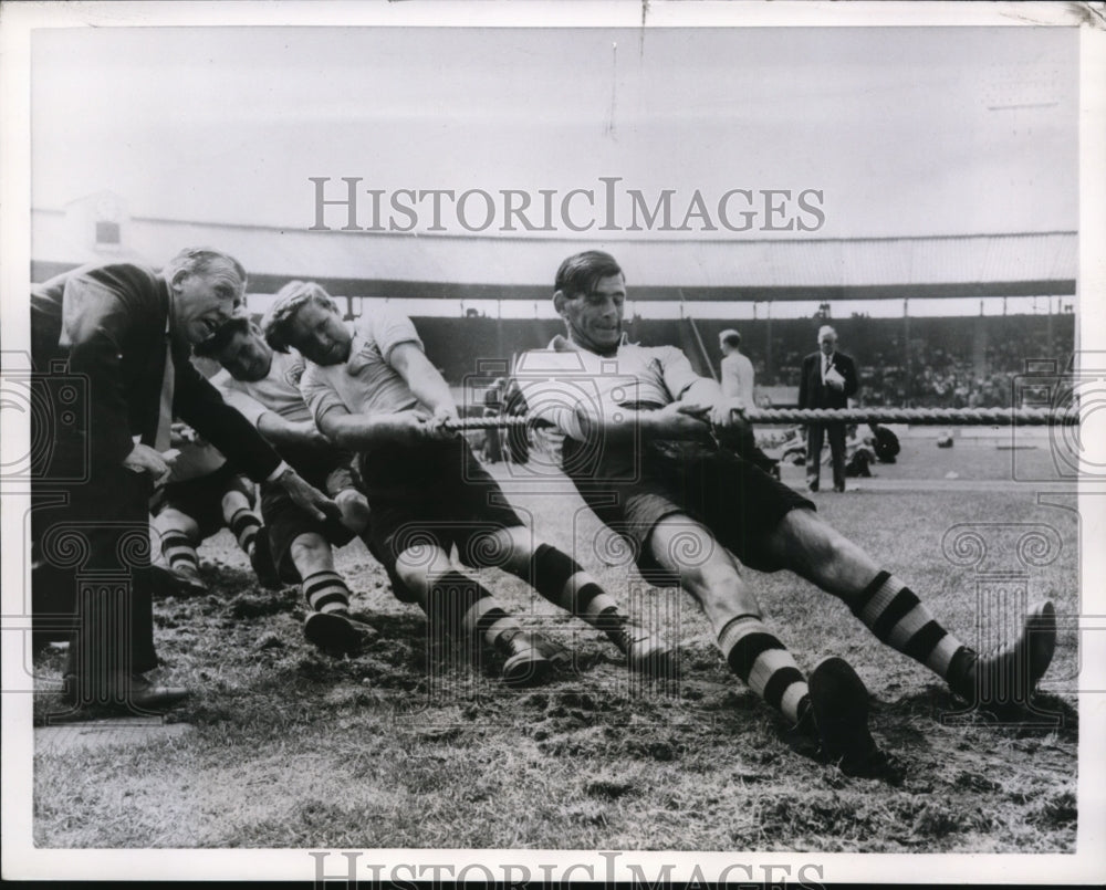 1955 Press Photo Tug o War game London Sports Club athletes vs another team- Historic Images