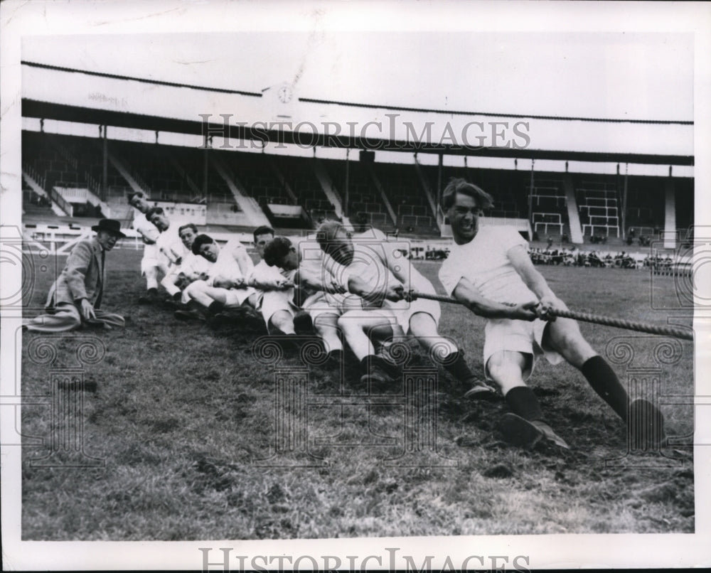 1950 Press Photo Royal Army Crdnance Corps Feltham tug o war at London- Historic Images