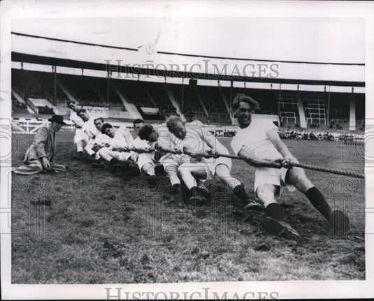 1950 Press Photo Royal Army Crdnance Corps Feltham tug o war at London- Historic Images