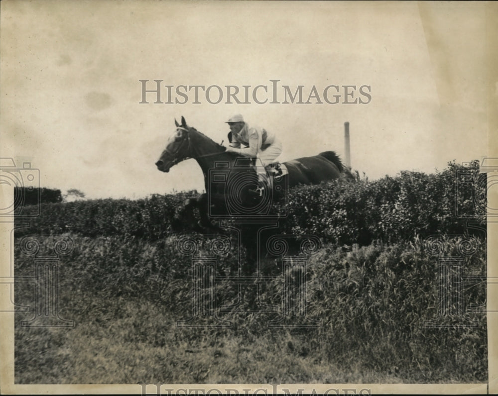 1935 Press Photo Red Flash winner of Old Glory Steeplechase over the last jump- Historic Images