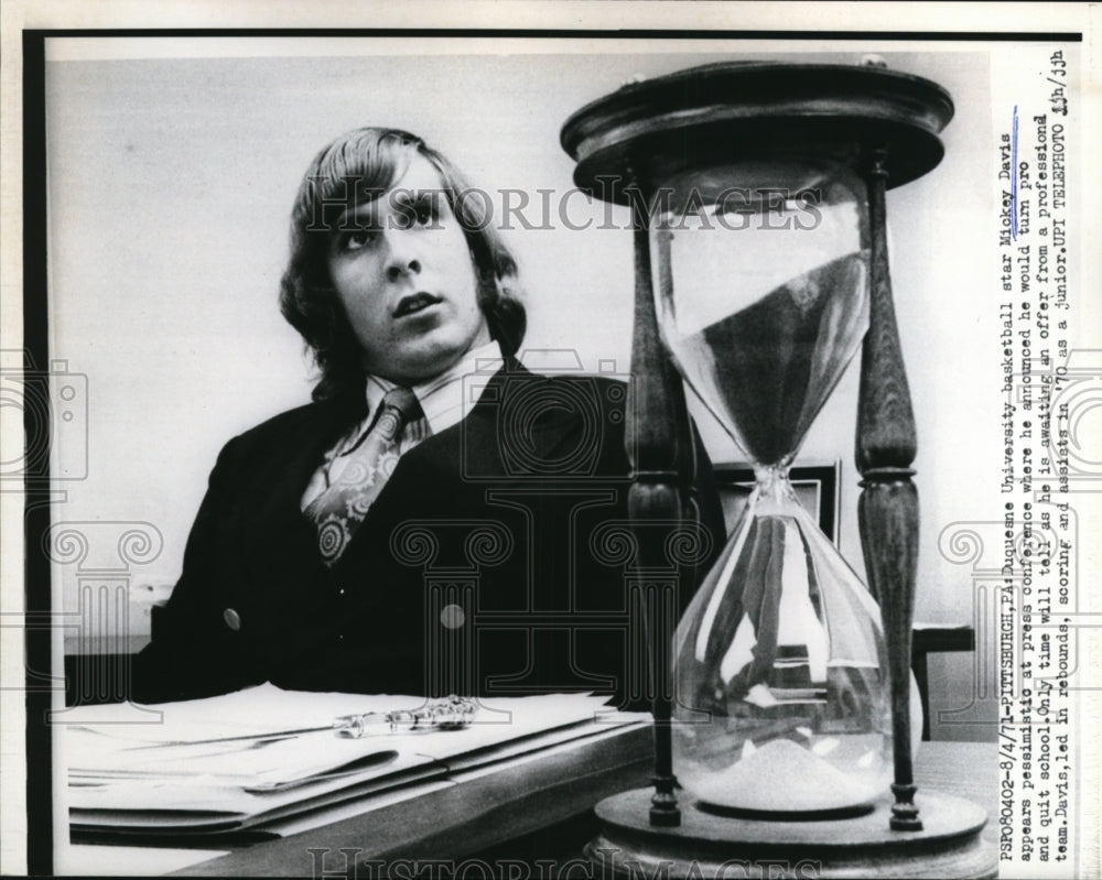 1971 Press Photo Duquense basketball star Mickey Davis at a press conference- Historic Images