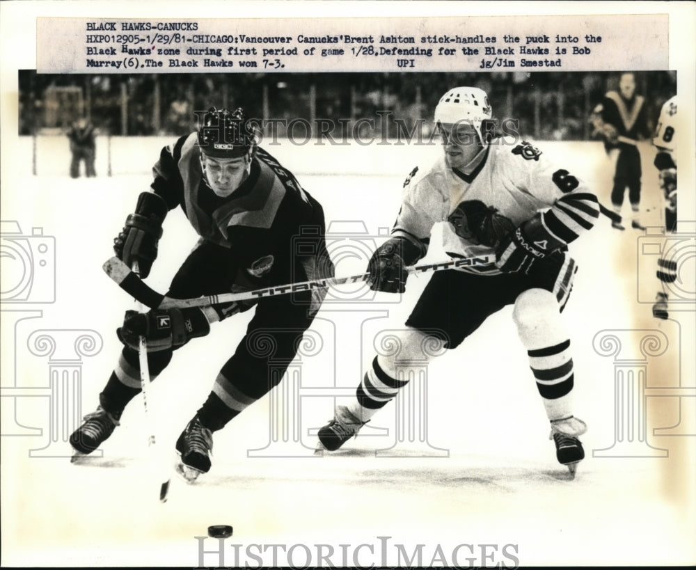 1981 Press Photo Canucks Brent Ashton vs Black Hawks Bob Murray at Chicago- Historic Images