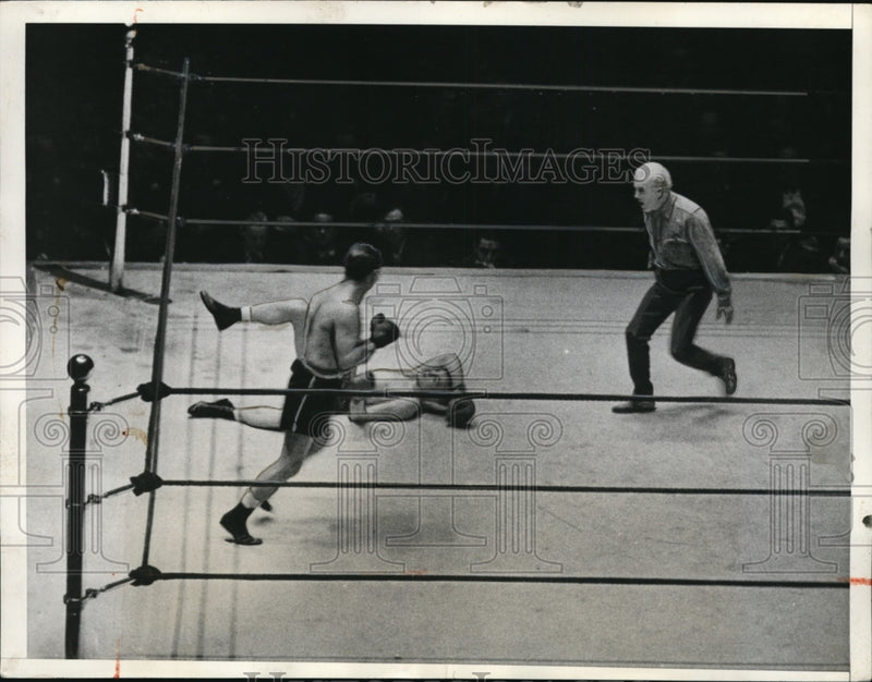 Load image into Gallery viewer, 1933 Press Photo Billy Townsend Koed by Tony Canzoneri at Madison Square Garden
