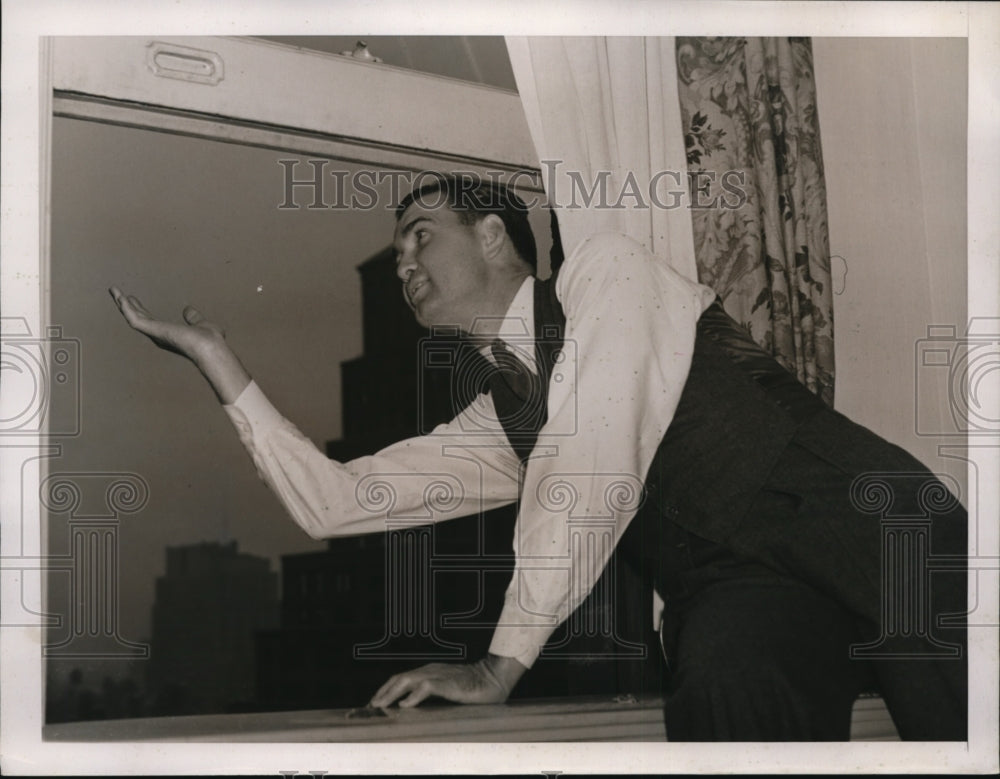 1939 Press Photo Lew Riggs infielder of Reds at NYC hotel for World Series- Historic Images