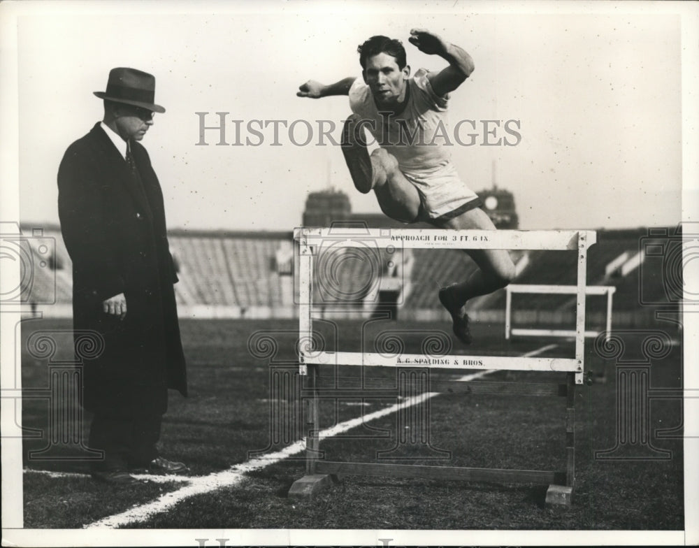 1935 Press Photo Track coach Ben Ogden of Temple U &amp; Bill Peacock in hurdles- Historic Images