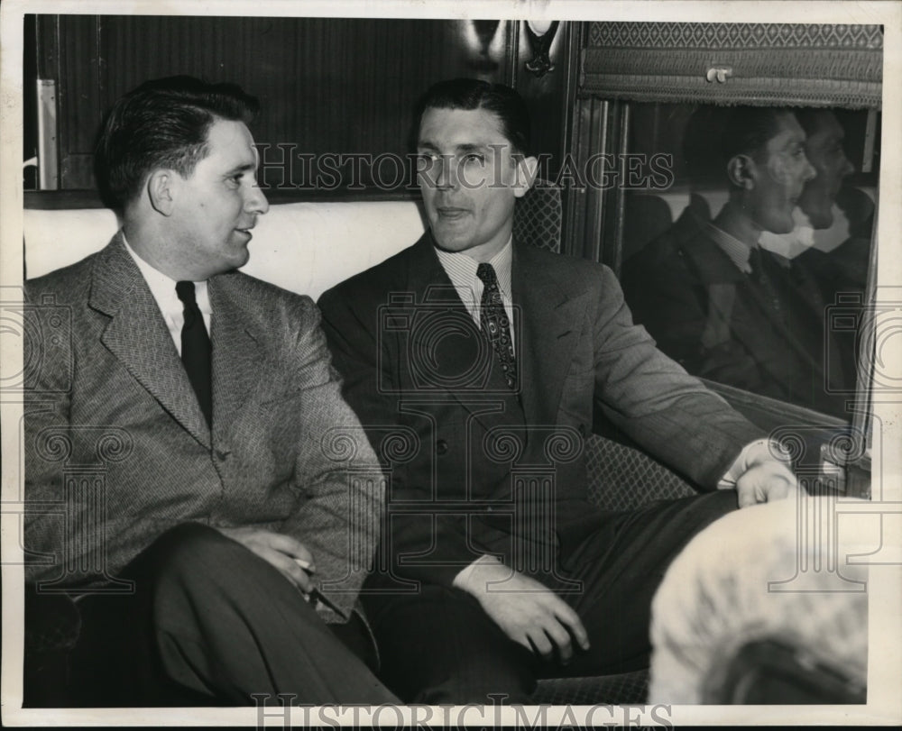 1946 Press Photo Yankees Frank Shea &amp; Nick Etten on train to Miami Fla camp- Historic Images