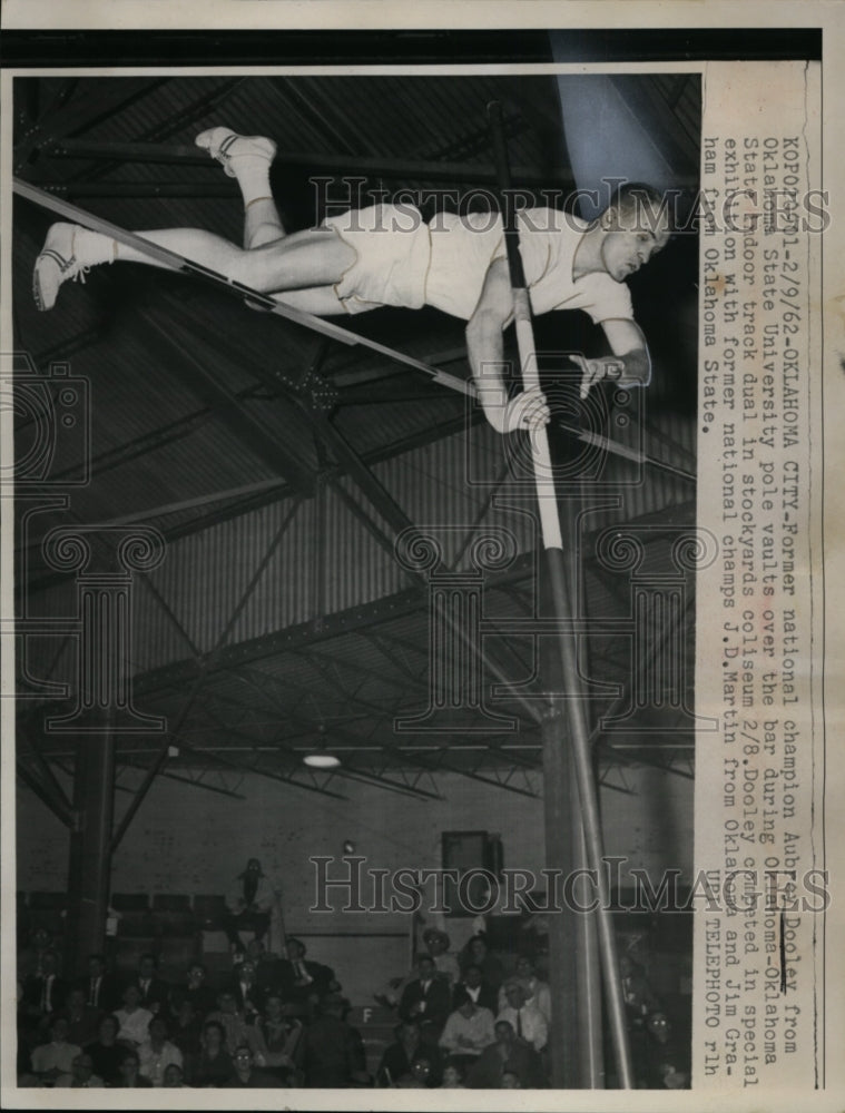 1962 Press Photo Aubrey Dooley Oklahoma State U pole vaulter in exhibition meet- Historic Images