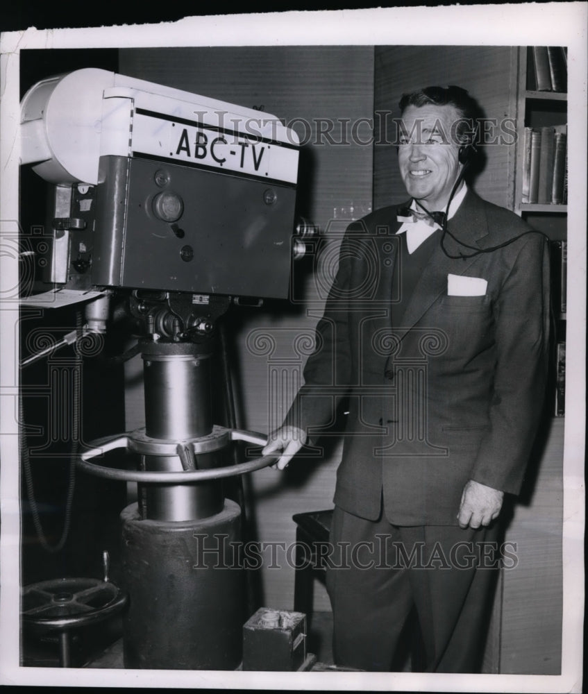 1954 Press Photo Frank Leahy ex head coach of Notre Dame football at ABC TV- Historic Images