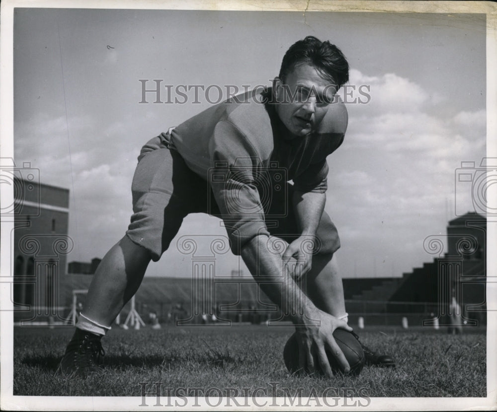 1947 Press Photo University of Minnesota football center Bob Loosie - nes36169- Historic Images