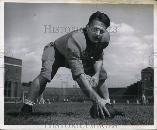 1947 Press Photo University of Minnesota football center Bob Loosie - nes36169- Historic Images