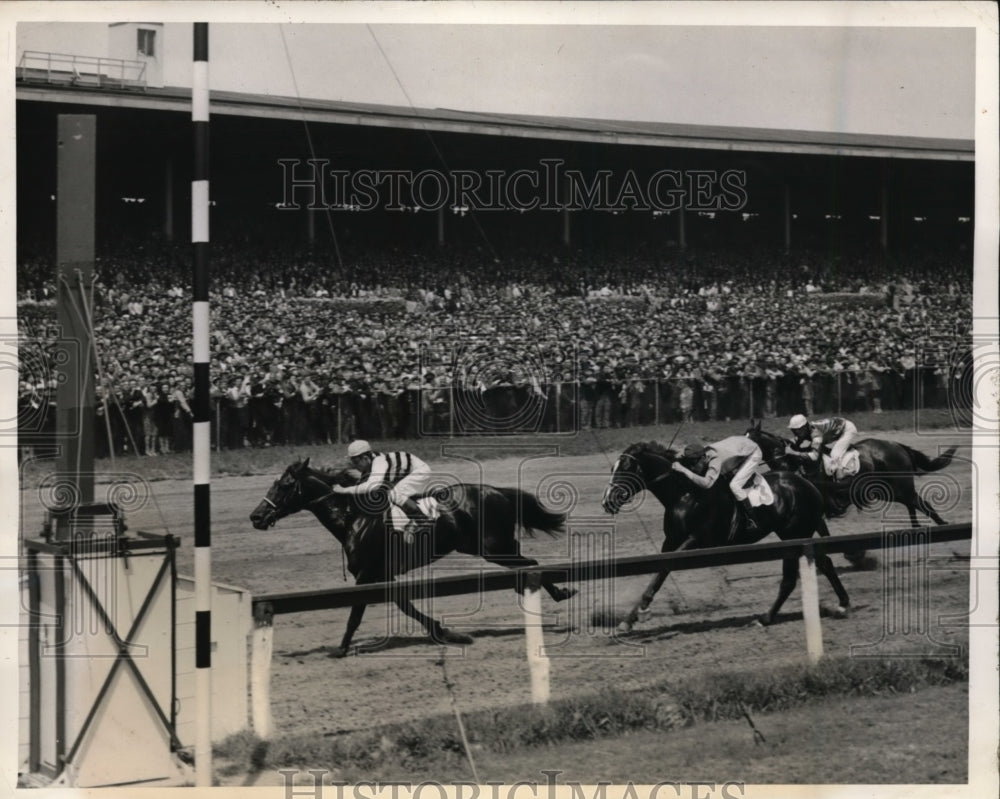 1945 Press Photo Ed Guerin on Battle O Wits wins Jamaica track vs Wood Alcohol