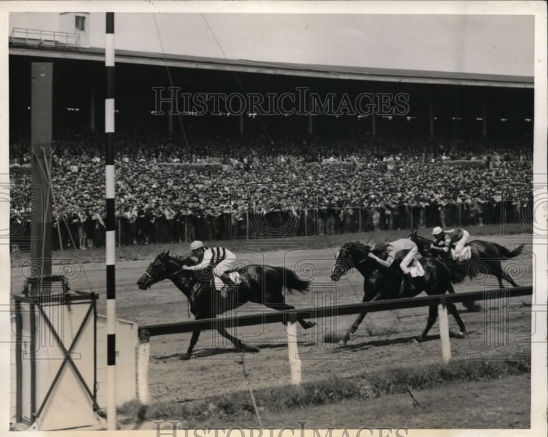 Load image into Gallery viewer, 1945 Press Photo Ed Guerin on Battle O Wits wins Jamaica track vs Wood Alcohol
