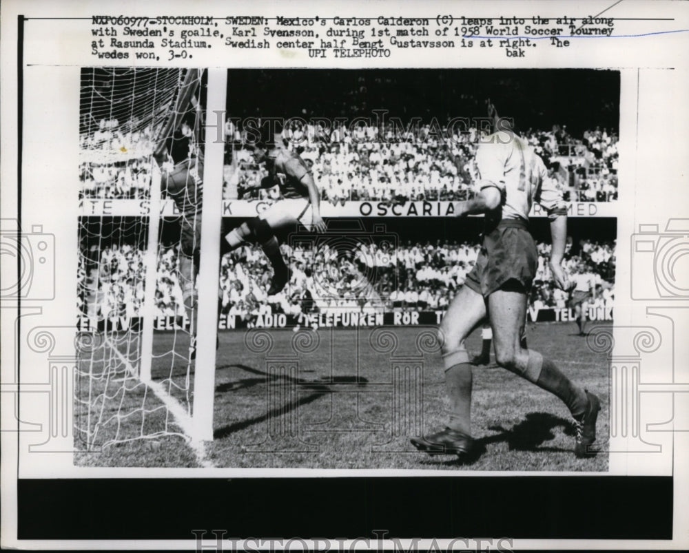 1958 Press Photo Carlos Calderon of Mexico vs Sweden&#39;s Karl Svenson - nes36437- Historic Images