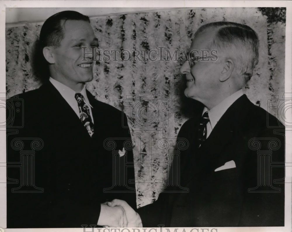 1947 Press Photo Tony Zale middleweight champ &amp; HB Snyder editor Gary Post Trib- Historic Images