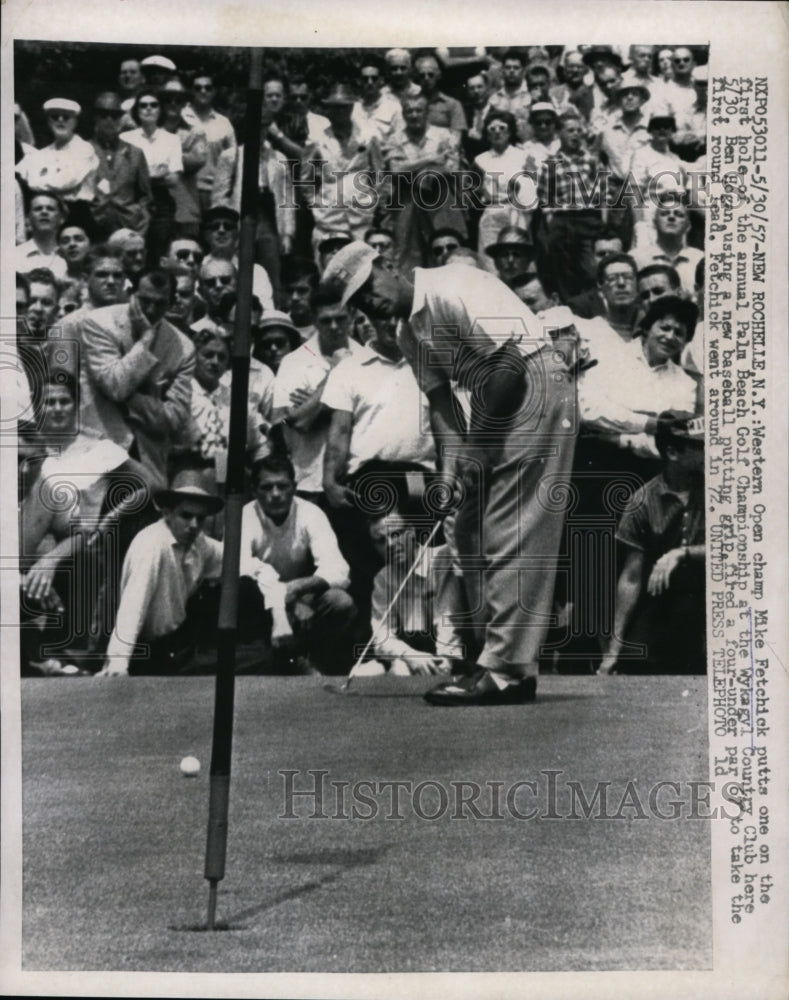 1957 Press Photo Mike Fetchick putts at Palm Beach Golf Championship in CA- Historic Images