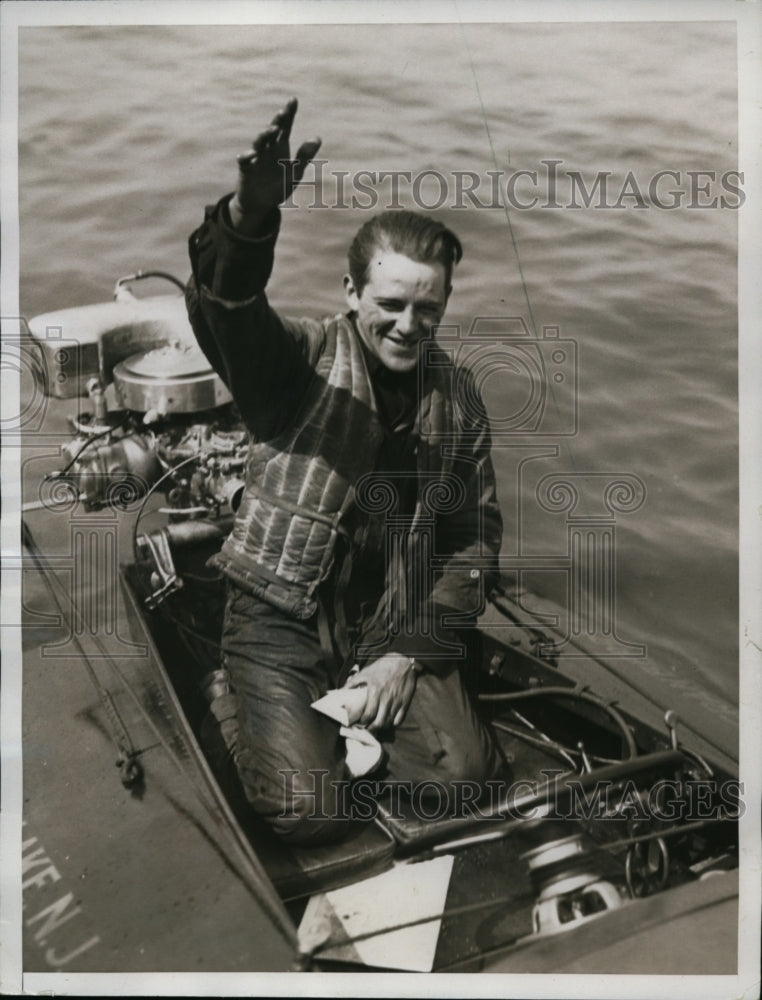 1934 Press Photo CH Johnson in his boat Dorchart III - nes36569- Historic Images