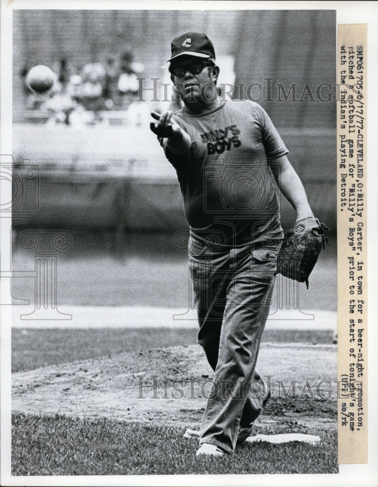 1977 Press Photo Billy Carter pitches softball for Billy Boys in Cleveland Ohio- Historic Images