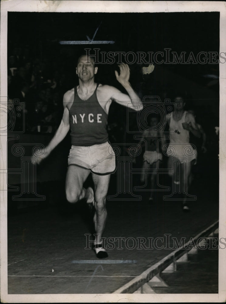 1942 Press Photo Glenn Cunningham of NYCE wins mile at Millrose AAU in NYC- Historic Images