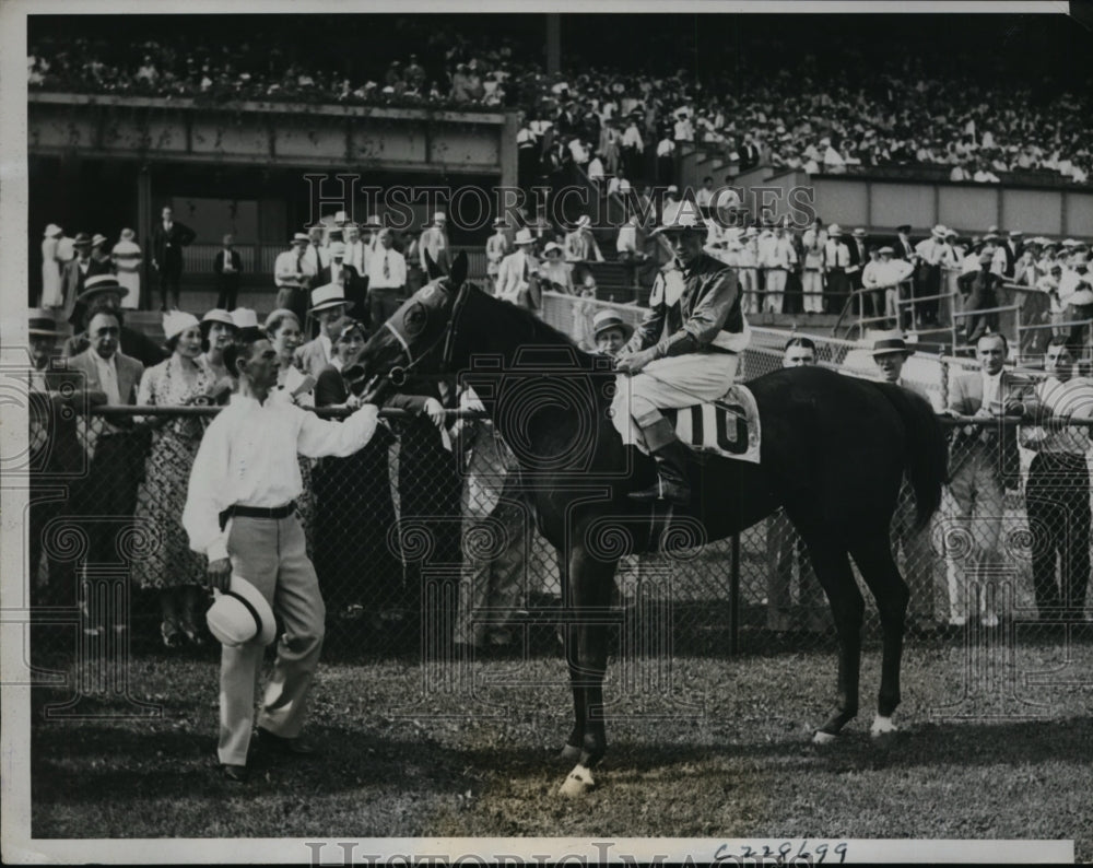 1933 Press Photo A Tipton on Indian Runner wins Inaugural Handicap at Arlington- Historic Images