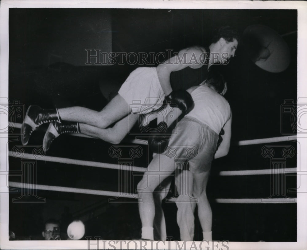 1955 Press Photo Gunnar Andersson vs Konrad Rudhoff boxing at Stockholm Sweden- Historic Images