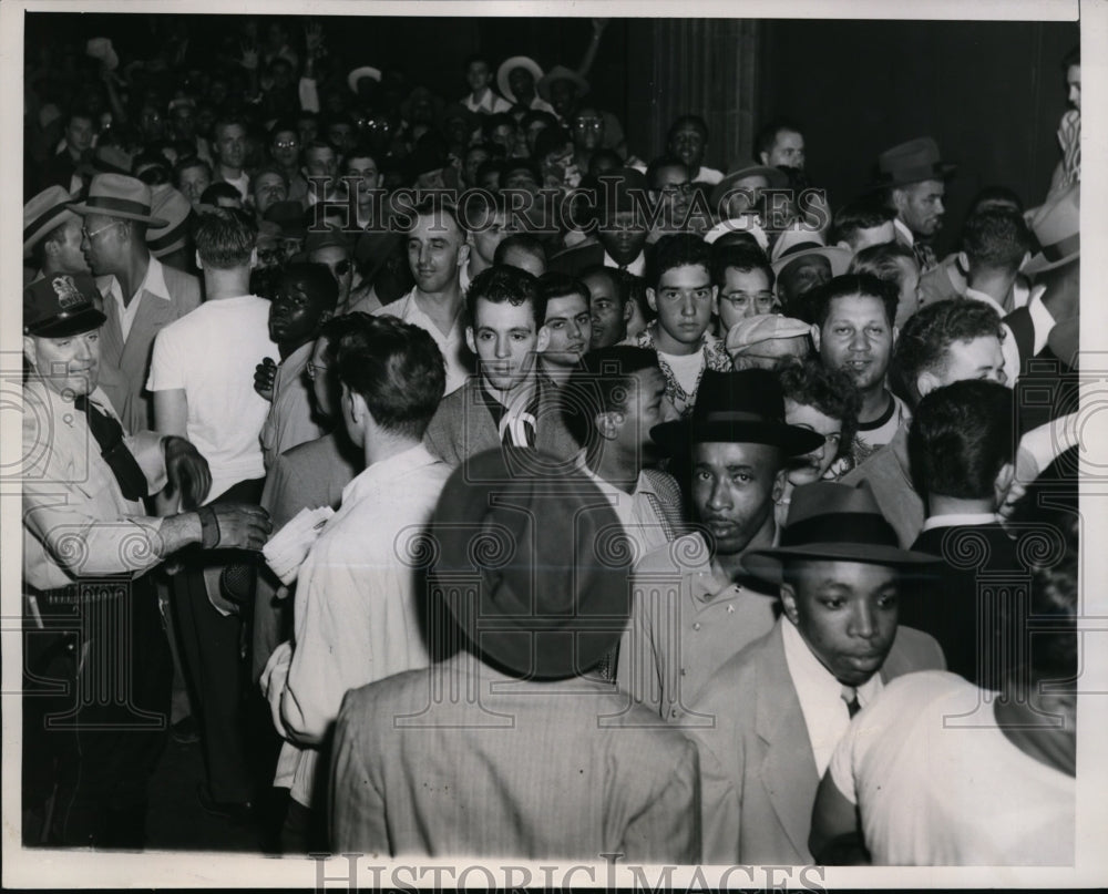 1951 Press Photo Crowds for Ray Robinson vs Randy Turpin fight in Chicago- Historic Images