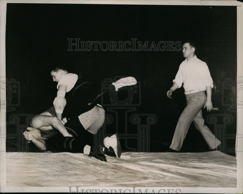 1937 Press Photo Princeton wrestler C Toll vs Univ of Penn H Linenberg at PA- Historic Images