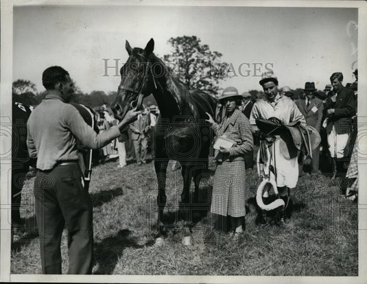 1933 Press Photo Meadowbrook Cup Bobbie Young on Troublemaker - nes36954- Historic Images