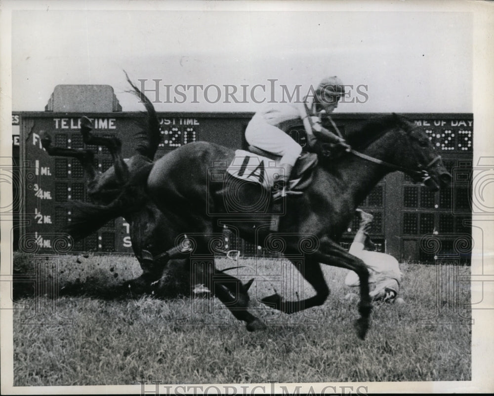 1945 Press Photo Jockey S Riles on Tanrackin &amp; A Scott on Quonset - nes37018- Historic Images