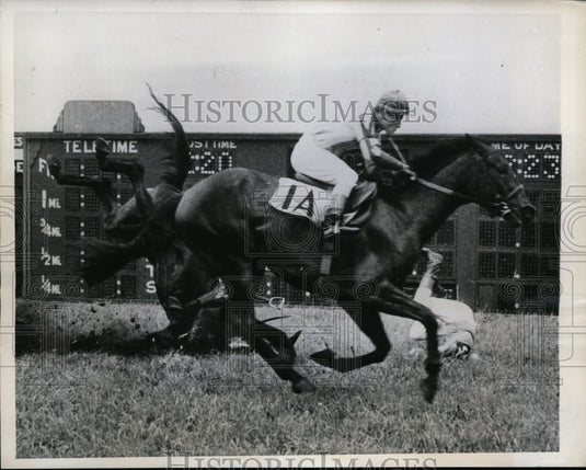 1945 Press Photo Jockey S Riles on Tanrackin & A Scott on Quonset - nes37018- Historic Images