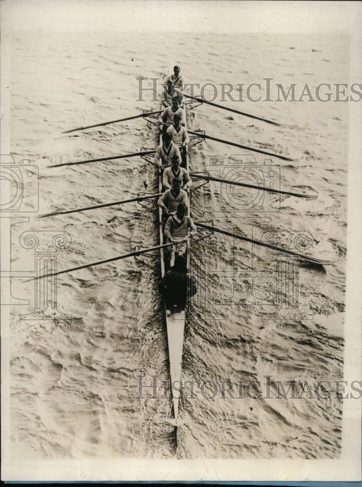 Load image into Gallery viewer, 1928 Press Photo Oxford University crew at Hammersmith bridge at Putney England
