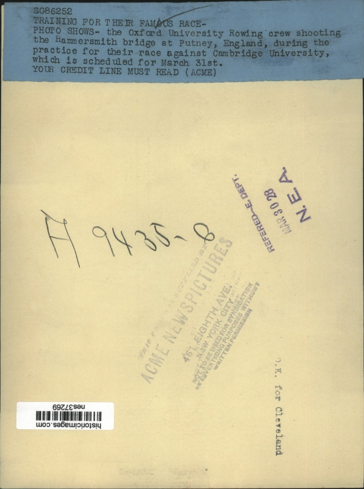 1928 Press Photo Oxford University crew at Hammersmith bridge at Putney England