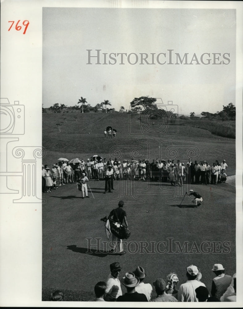 Load image into Gallery viewer, 1966 Press Photo Chi Chi Rodriguez at Panama Golf Club with Mike Souchak
