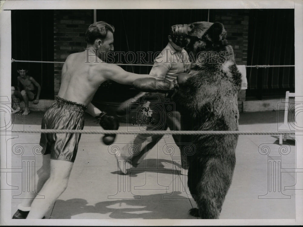 1937 Press Photo Gustave Walldorf &amp; Teddy the Russian bear at DC boxing bout- Historic Images