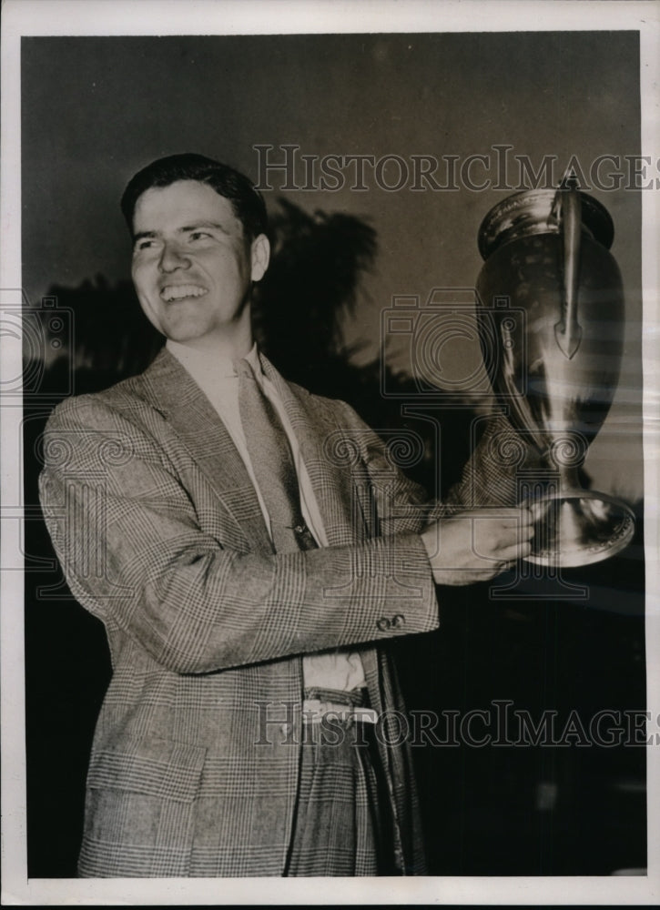 1938 Press Photo Chick Harbert &amp; Miami Open Golf tournament trophy - nes38122- Historic Images