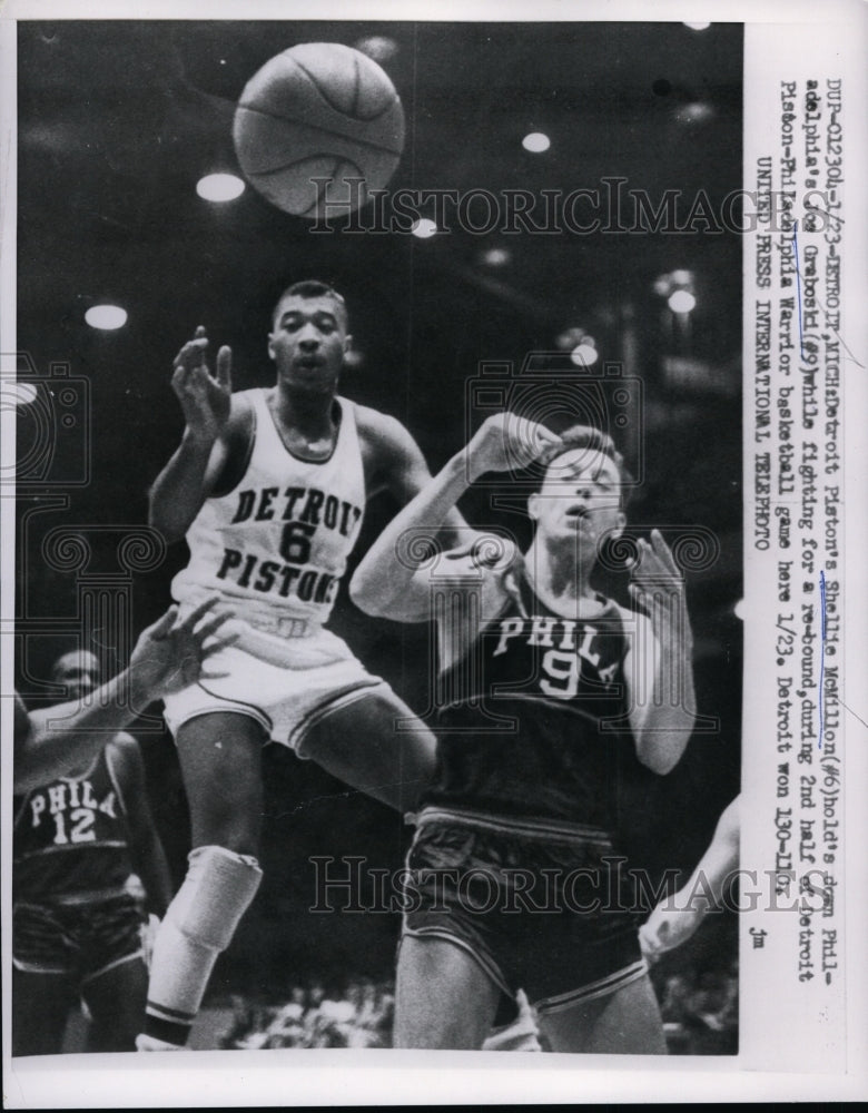 1960 Press Photo Pistons Shellie McMillon vs Warriors Joe Grabowski in Detroit- Historic Images