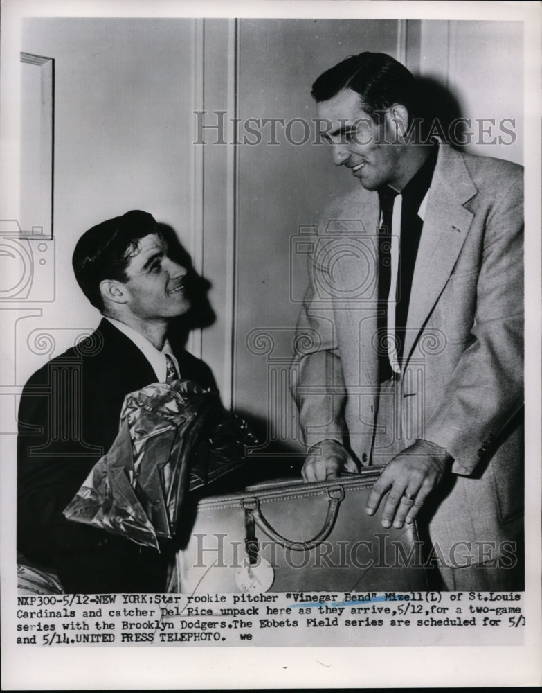 Load image into Gallery viewer, 1952 Press Photo Cardinals pitcher Vinegar Bend Mizell &amp; catcher Del Rice
