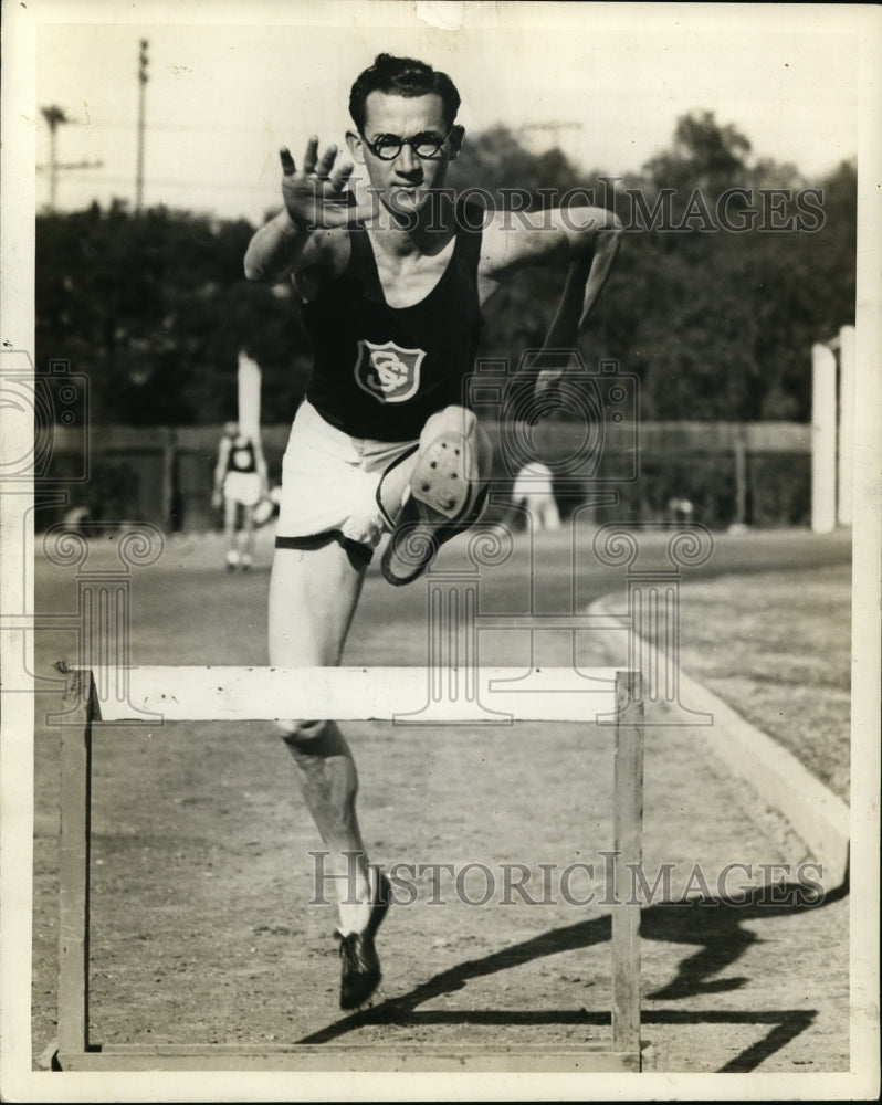 1930 Press Photo Ernie Payne low hurdles for University of Southern California