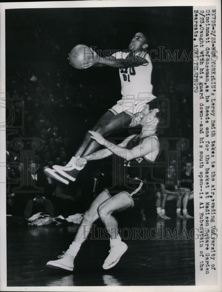 1950 Press Photo Leroy Smith of LIU vs U of Cinncinati&#39;s Al Rubenstein- Historic Images