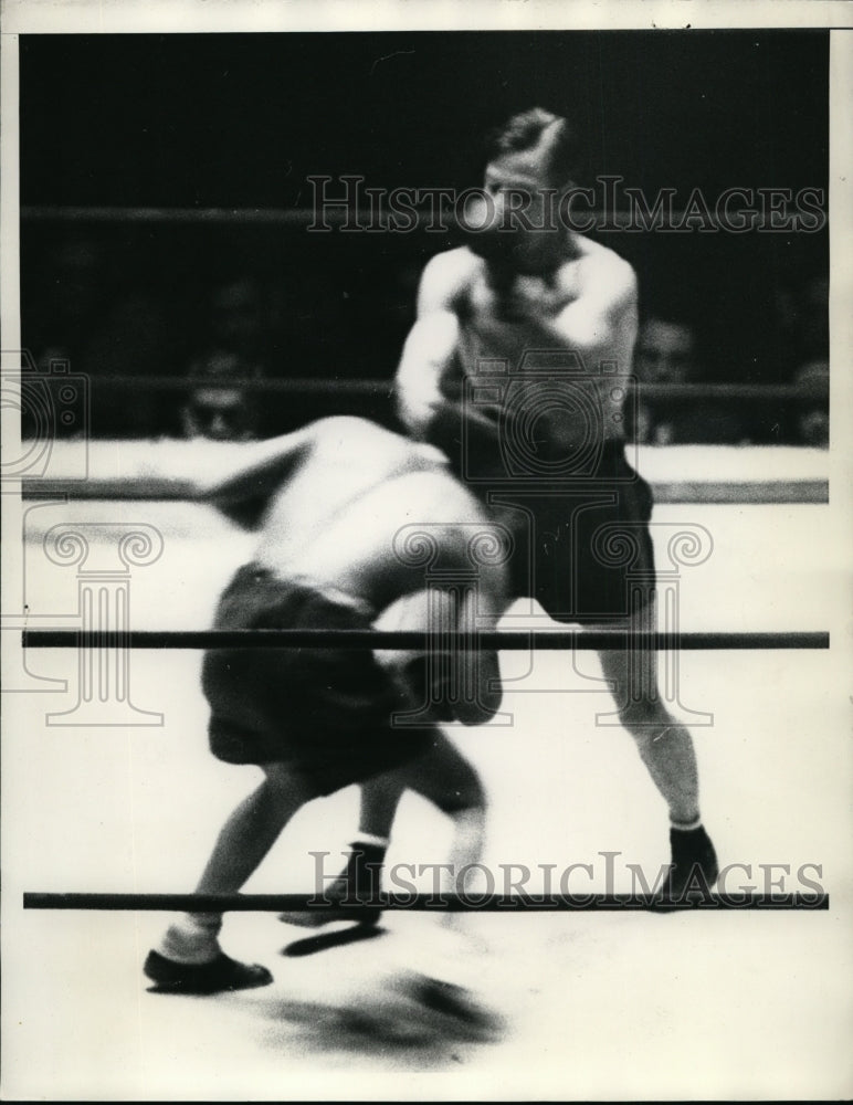 1934 Press Photo Freddie Miller versus Bobby Casanova in fight bout - nes38259- Historic Images